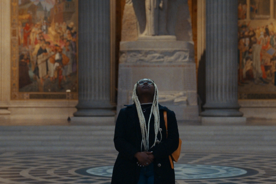 Femme à genoux dans un lieu saint