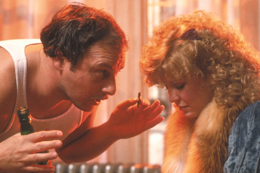 Un homme en train de gronder une femme