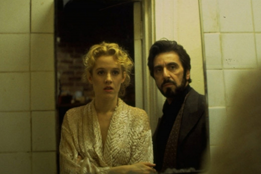 Al Pacino et une femme devant un miroir de salle de bain