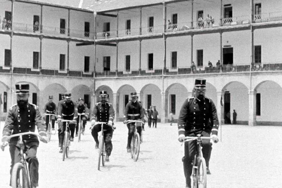 Photo en noir et blanc. Des hommes à vélo