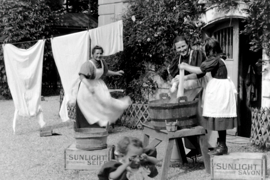 Photo en noir et blanc. Des femmes en train de faire la lessive