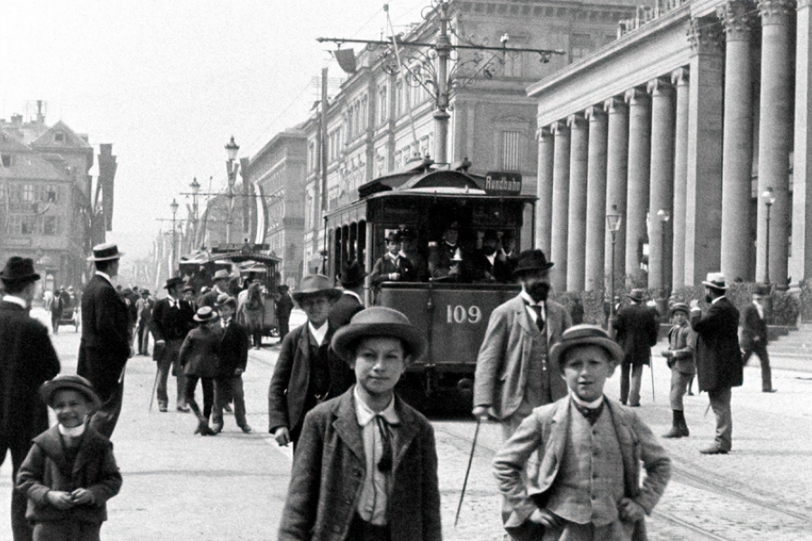 Photo en noir et blanc dans les rue avec des habitants