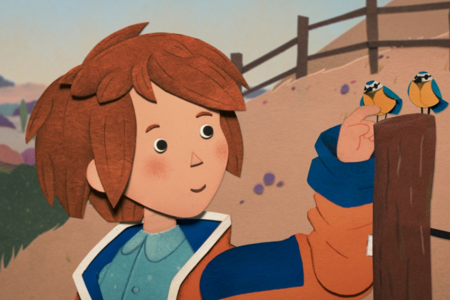 Garçon qui touche une mésange