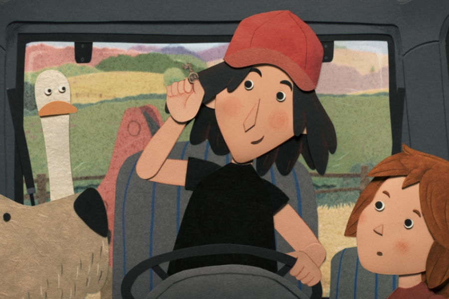 Famille dans une voiture avec une oie et un chien