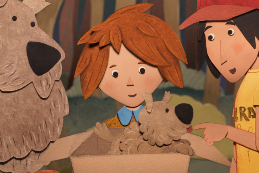 Deux chiens, et les garçons autour