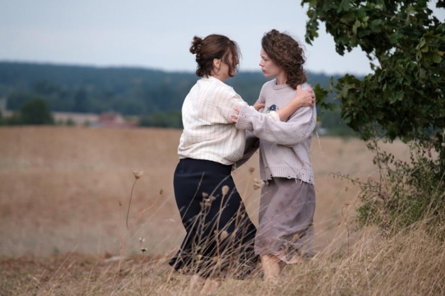 2 femmes dans un champ en train de se battre