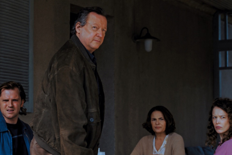 À table, 4 personnes regardent dans la même direction