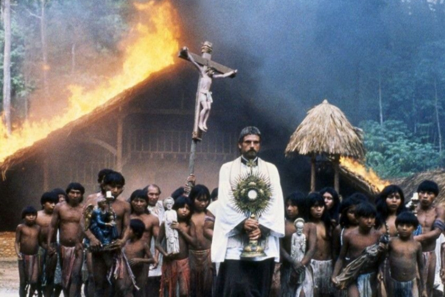 Un groupe suivant un homme 