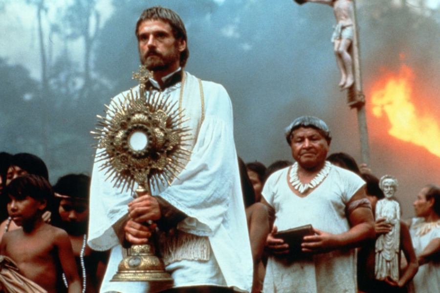 Un groupe suivant un homme 