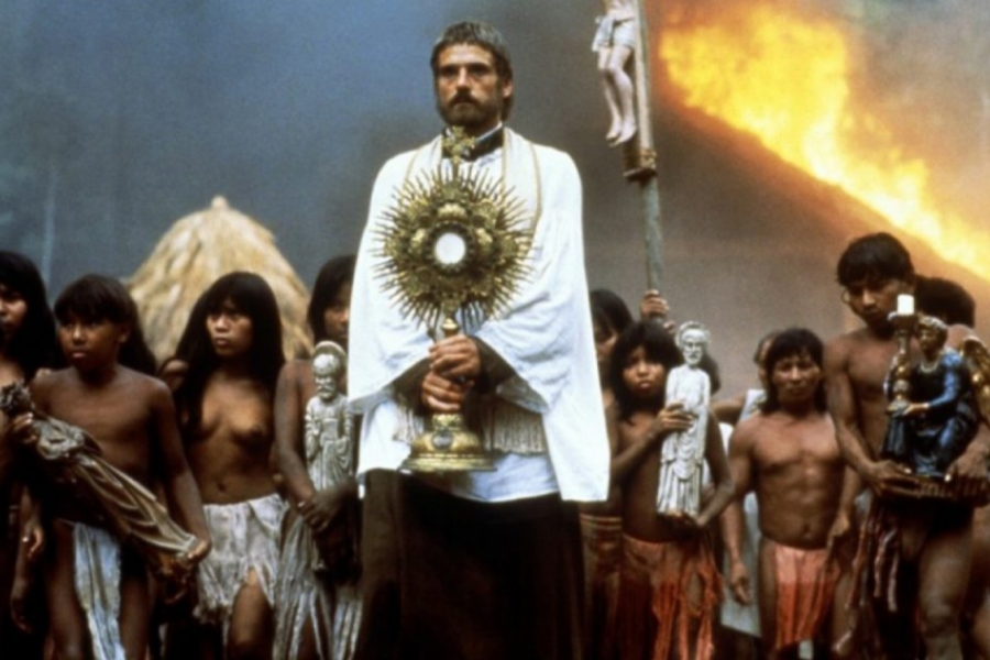 Un groupe suivant un homme 