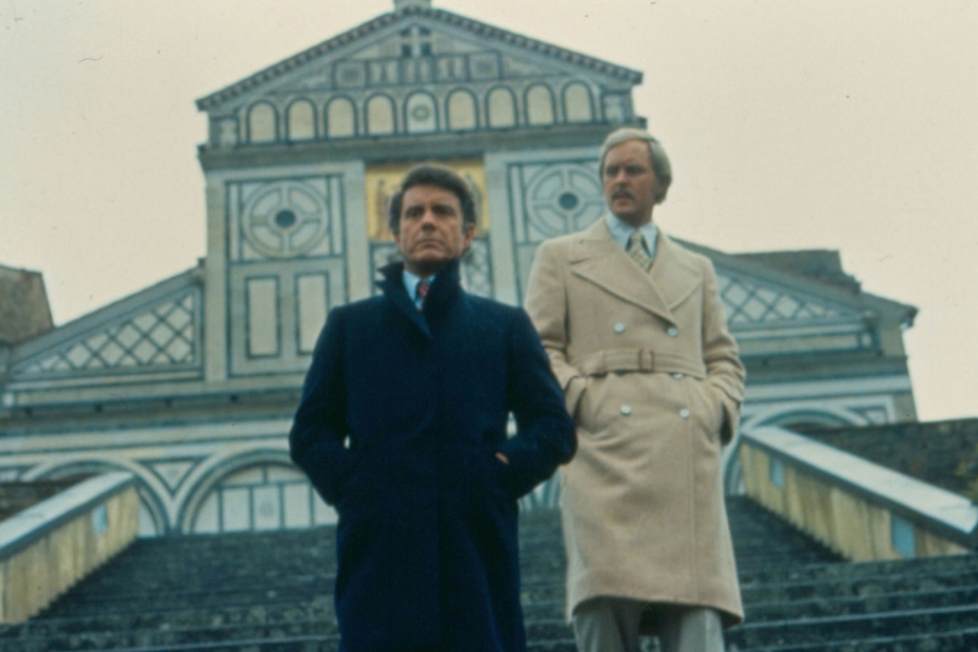 Deux hommes descendent des escaliers