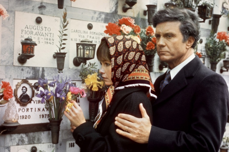 Un homme et une femme devant une tombe