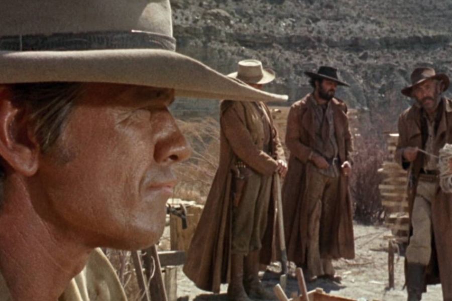 Homme au premier plan, 3 hommes au second