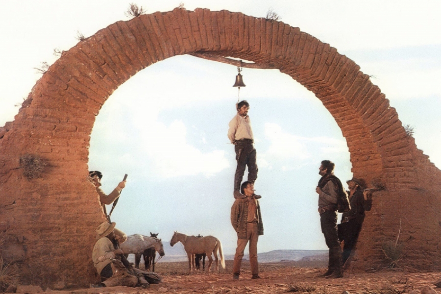 Un homme pendu, regardé par 2 autres hommes