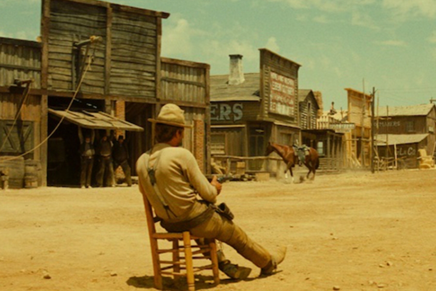Un homme dans une ville déserte, assis sur une chaise