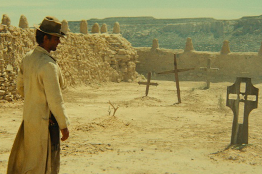 Un homme dans un cimetière désertique