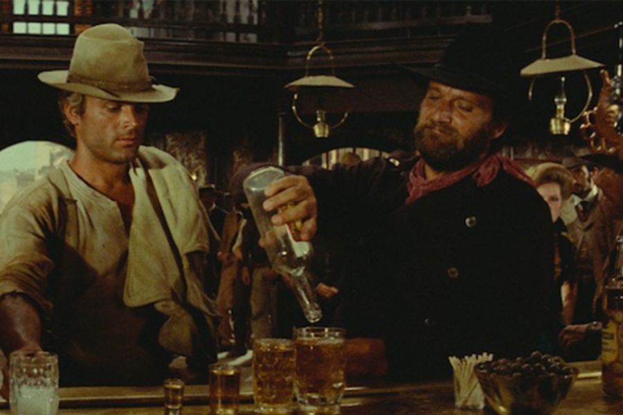 Deux hommes en train de boire