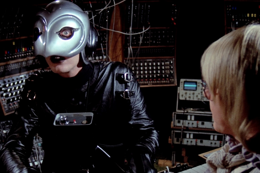 Le Phantom assis dans une salle de controle