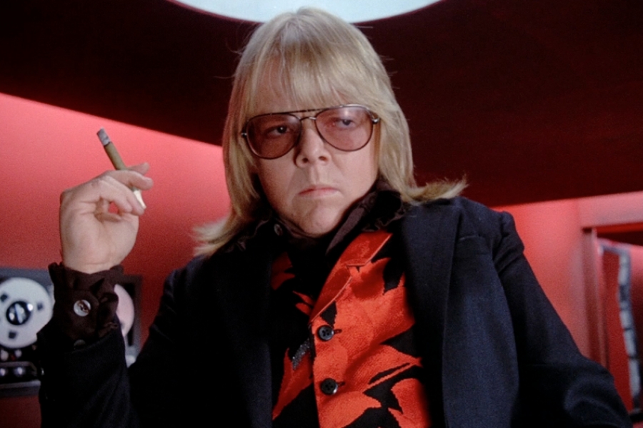 Un homme, cigarette en main, le regard blasé