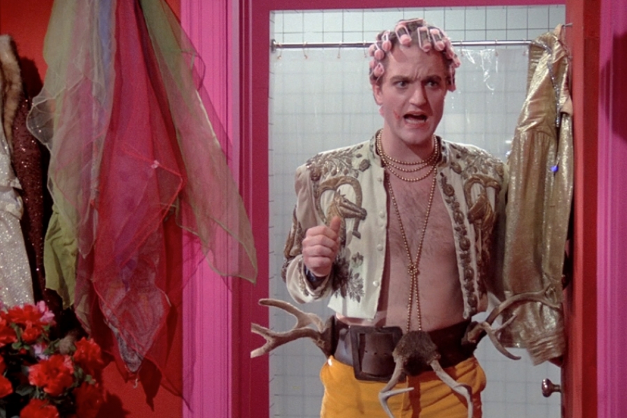 Un homme déguisé semble être surpris