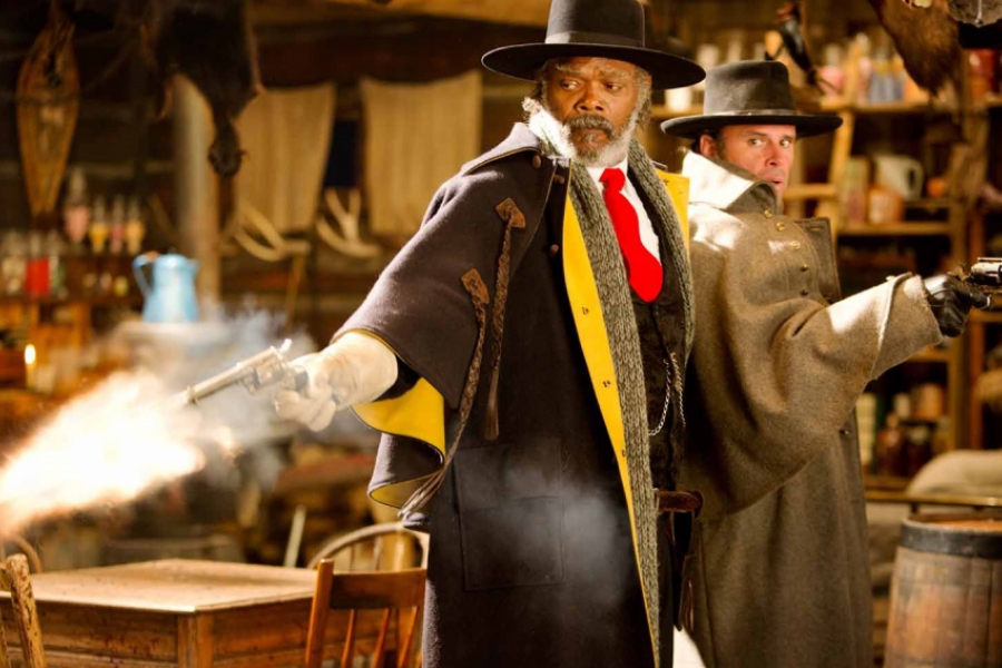 Deux hommes en train de tirer des coups de feu