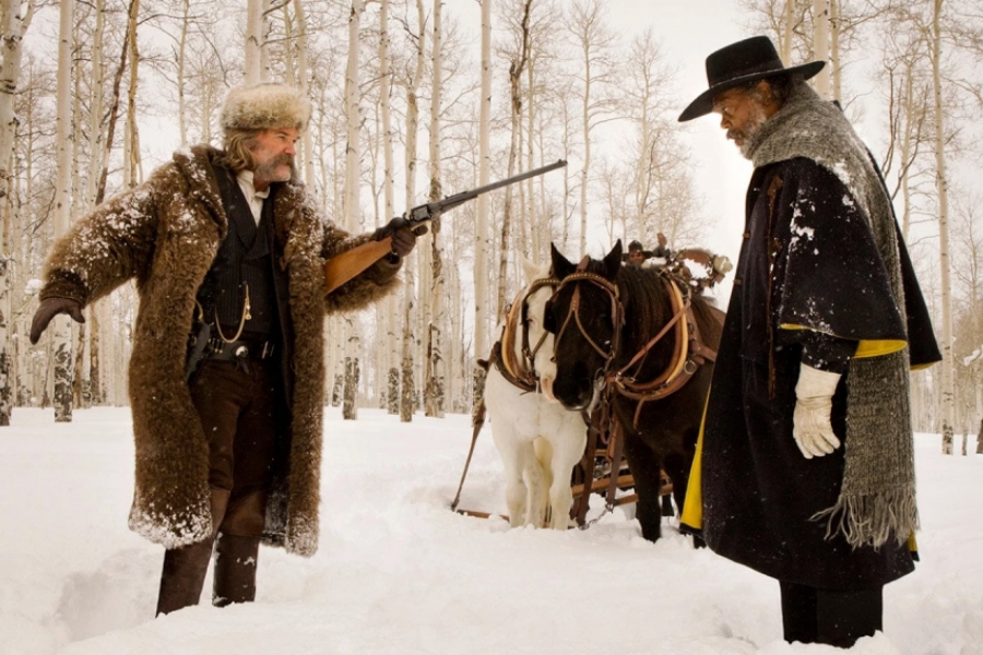 Un homme pointe une arme contre un autre