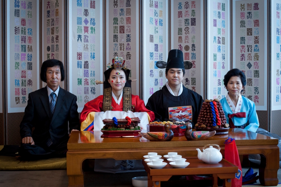 Famille de personnes asiatiques à table