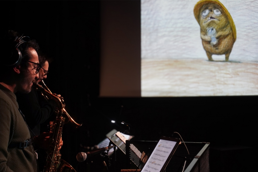 2 musiciens avec Hot dog en arrière plan