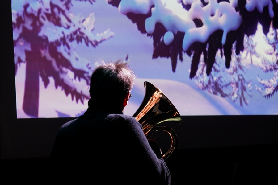 Musicien avec film en arrière plan