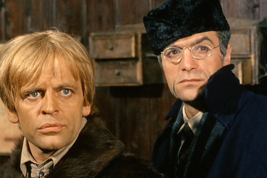 Deux hommes ont l'air surpris