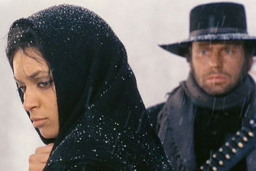 Un homme au loin regarde une femme 