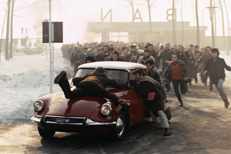 Des hommes essayent d'arrêter une voiture