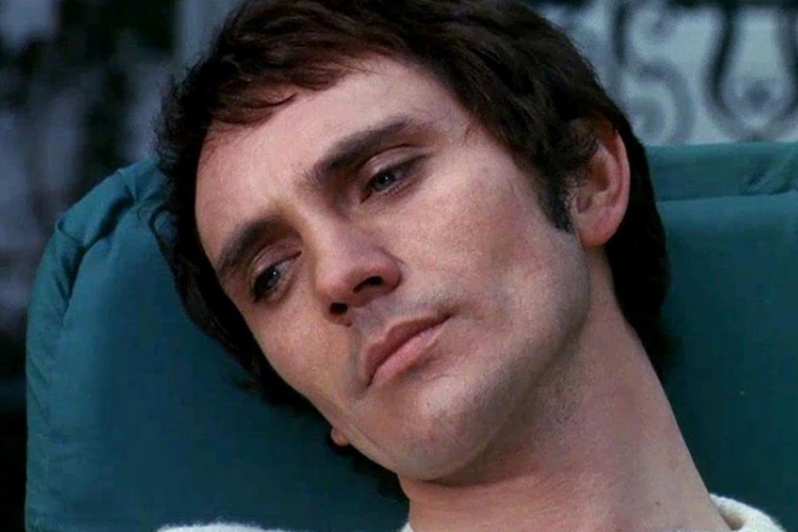 Gros plan d'un homme assis sur une chaise dehors