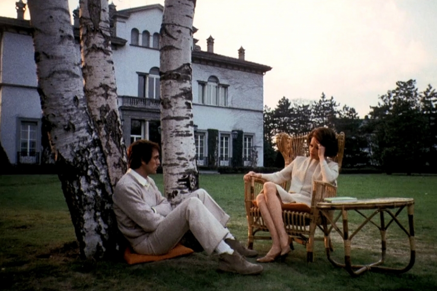 Homme et femme, dehors en train de discuter