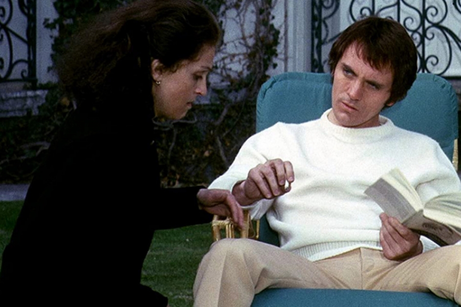 Homme et femme, dehors en train de discuter