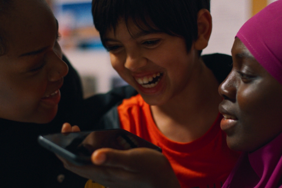 Groupe de jeunes au téléphone