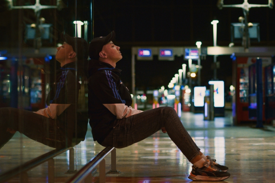 Homme seule le soir dans une gare
