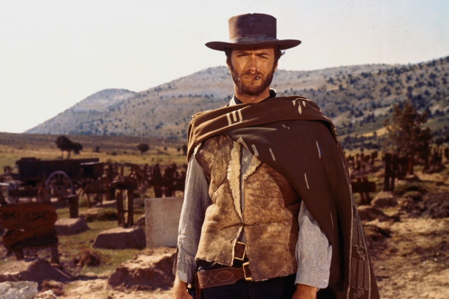 Cow boy cigarette à la bouche dans le désert