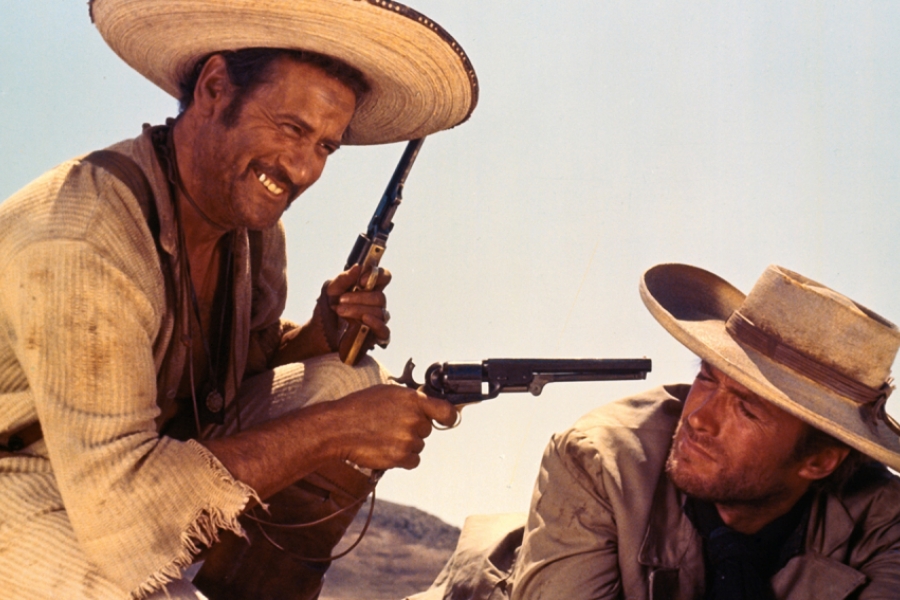 Deux Cow boys en train de discuter, armes à feu en mains