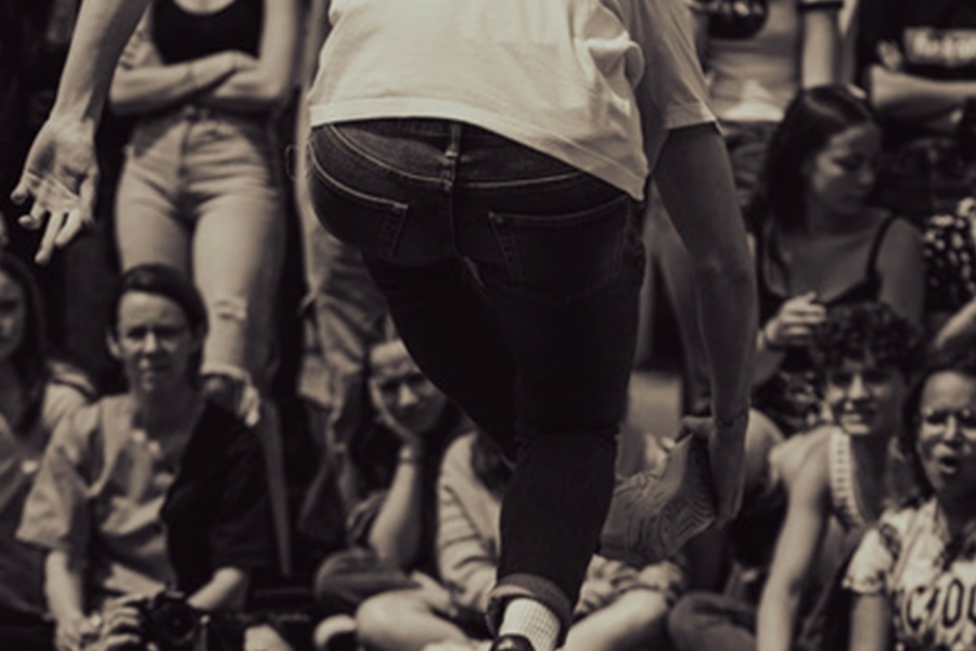 Hommes qui fait une acrobatie devant le public