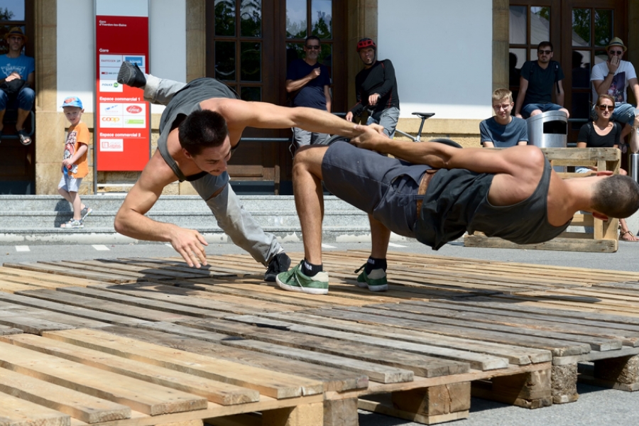 Deux hommes en équilibre sur des palettes