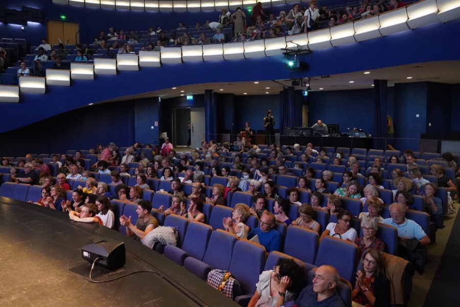 Public dans les sièges du théâtre Ledoux
