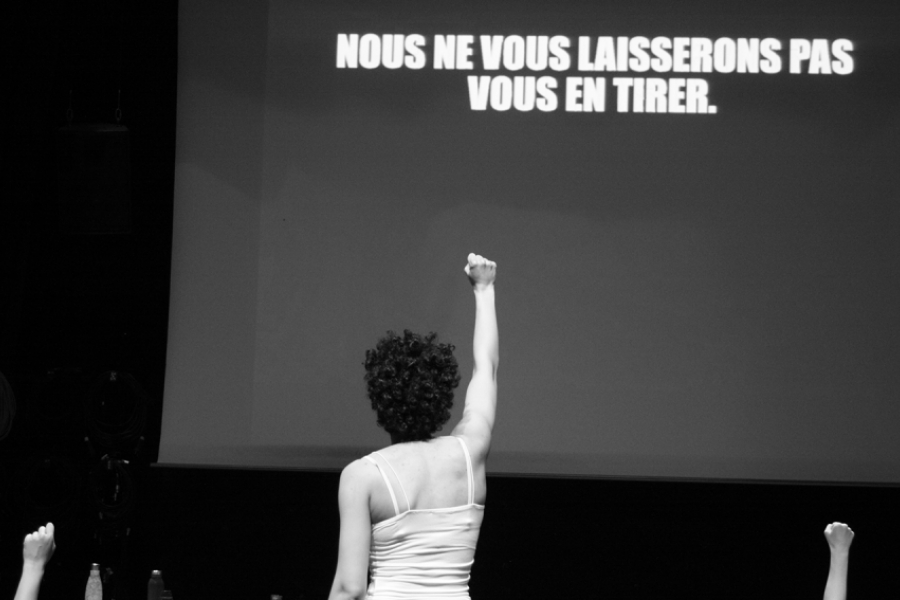 Jeune femme de dos le poing levé