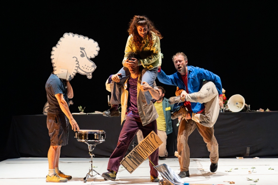 Troupe faisant des acrobaties