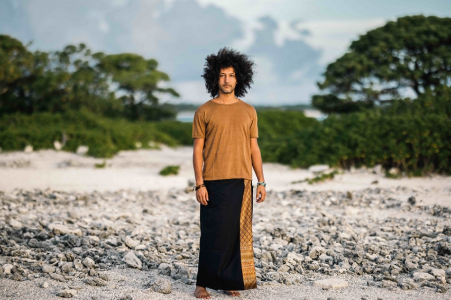 Portrait de Walid Ben Selim sur une plage 