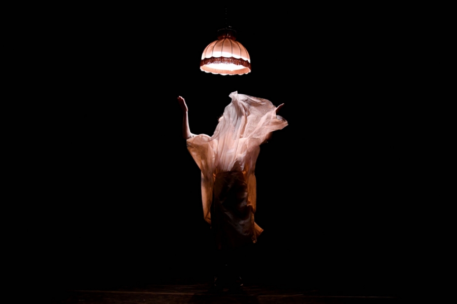 Une danseuse avec une jupe fluide saute 