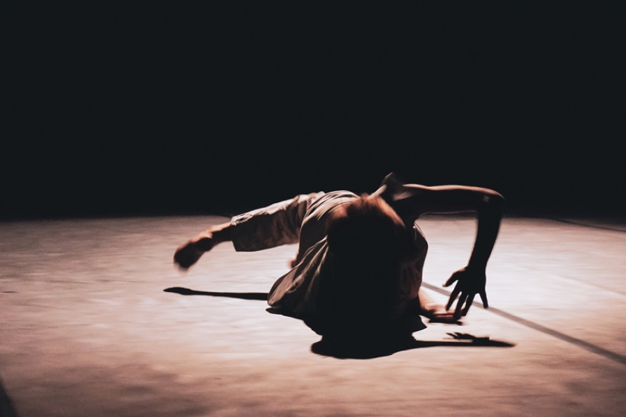 Une danseuse danse au sol 
