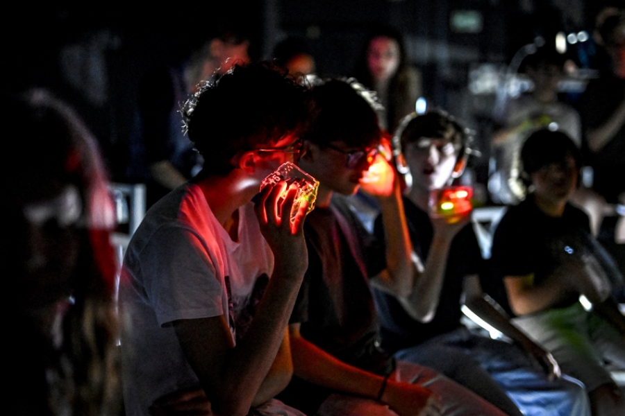 Le public joue avec les cubes lumineux 