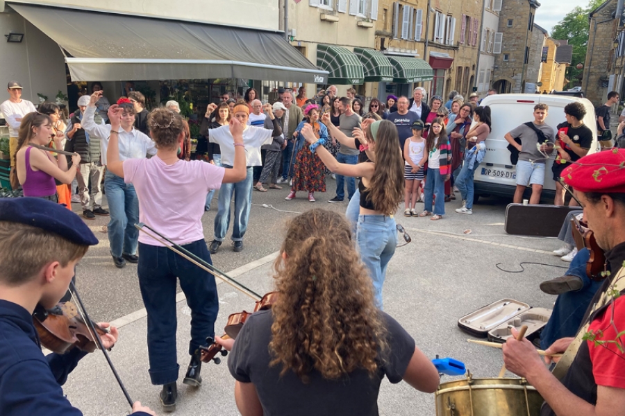 Musiciens et danseuses dans la rue