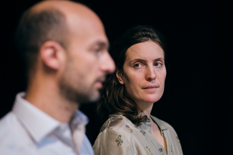 Une femme et un homme se tiennent l'un à côté de l'autre, la femme regarde l'homme